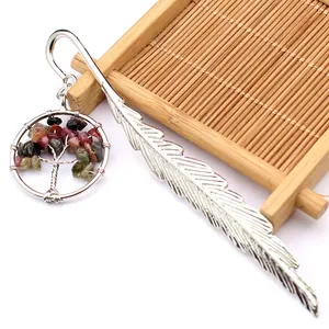 Detalle de marcapáginas de pluma plateada con colgante Árbol de la Vida de piedras