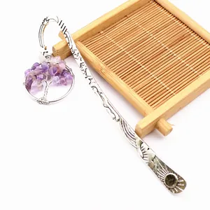 Detail eines silberfarbenen Lesezeichens mit Amethyst-Lebensbaum-Anhänger