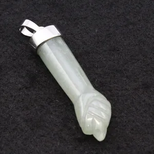 Gedetailleerde weergave van een lichtgroene stenen vuist hanger met zilveren metalen oog
