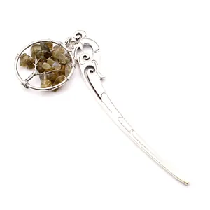Detailansicht eines Vintage-Lesezeichens mit Lebensbaum-Kristallanhänger in Silber