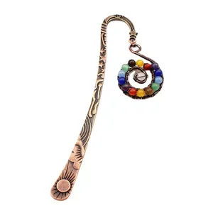 Marcapáginas de metal bronce antiguo con colgante en espiral de cuentas de chakra de colores