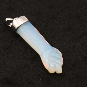 Detailopname van een doorschijnende opaliet vuist hanger met zilverkleurige oog op zwarte stof