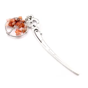 Antikes Metalllesezeichen mit Lebensbaum-Anhänger und orangefarbenen Kristallen.