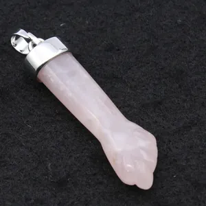 Gedetailleerd aanzicht van een rozenkwarts handhanger met gepolijste zilveren metalen sluiting.