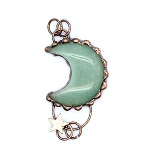 Colgante luna vintage con piedra aventurina verde y detalle de dije de estrella.