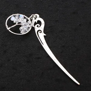 Detailansicht eines Vintage-Metall-Lesezeichens Lebensbaum mit Aquamarin-Kristallen.