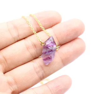 Detailweergave van 24K vergulde ketting met een paarse fluoriet kristallen hanger