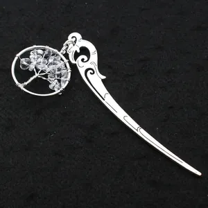 Detailansicht eines Lesezeichens aus Metall im chinesischen Stil mit Lebensbaum-Anhänger