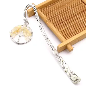 Detailansicht des Lebensbaum-Lesezeichens mit gelben Kristallen und silbernem Finish