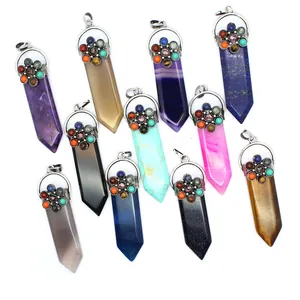 Variedad de colgantes de espada de cristal hexagonal con 7 piedras de chakra en metal