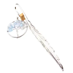 Elegante marcapáginas de pluma plateada con colgante de árbol de la vida de cristal azul claro