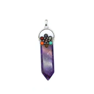 Primer plano del colgante de espada de amatista 7 Chakras con piedras de varios colores