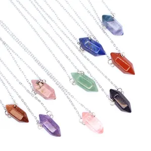 Collectie van verschillende kleurrijke zeshoekige kristallen hangers aan kettingen.
