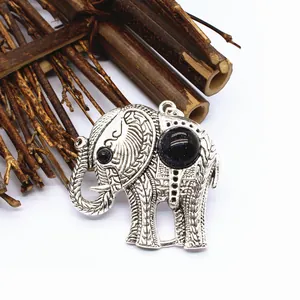 Prachtige vintage zilveren olifant hanger met fijne patronen en blauwe stenen
