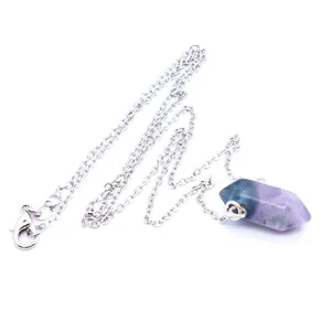 Detail van de zeshoekige fluoriet kristallen hanger ketting met zilveren ketting