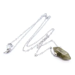 Zeskantige kristallen pilaar hanger ketting met zilveren ketting op witte achtergrond