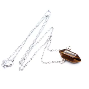 Detailweergave van een zeshoekige tijgeroog hanger met een zilverkleurige schakelketting.