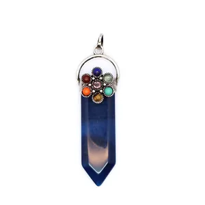 Vista detallada del colgante de espada de ágata azul con siete piedras chakra.