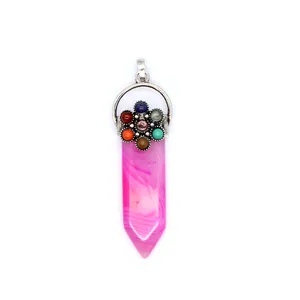 Vista detallada de 7 cuentas de chakra y colgante de espada de ágata rosa