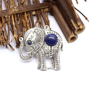 Close-up van een vintage zilveren olifant hanger met ingelegde blauwe lapis lazuli