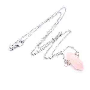 Gedetailleerd overzicht van een roze kristallen hanger aan een zilveren ketting