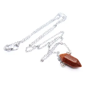 Detailopname van een bruine goudsteen zeshoekige hanger aan een fijne zilveren ketting.