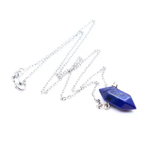 Detail van de blauwe lapis lazuli kristallen hanger aan een zilveren schakelketting