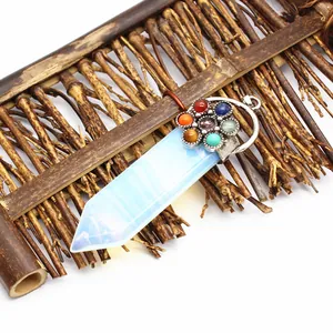 Vista de detalle de un colgante de espada de opalita de 7 chakras con piedras de colores