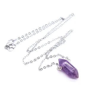 Detail van een paarse amethist zeshoekige kristallen hanger aan een zilveren ketting