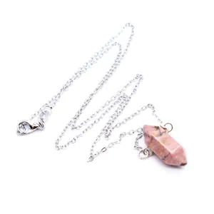 Gedetailleerd overzicht van de roze zeshoekige kristallen hanger met zilveren ketting.