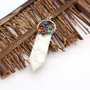 Primer plano de colgante de turquesa blanca con 7 cuentas de piedras de chakra coloridas