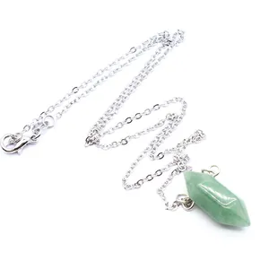 Gedetailleerde weergave van de groene kristallen zeshoekige hanger met zilveren ketting