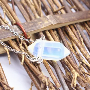 Detail van een zeshoekige opaliet hanger aan een zilverkleurige ketting