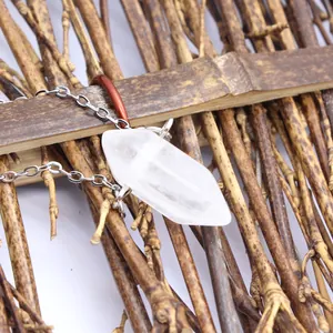 Gedetailleerde weergave van een doorschijnende zeshoekige kristallen hanger aan een zilveren ketting