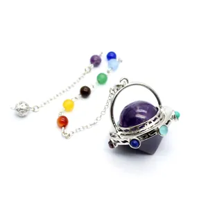 Vista detallada del péndulo de cristal de amatista UFO con cadena de perlas 7 chakras