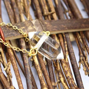 Elegante ketting met zeshoekige kristallen hanger en 24K vergulde geschakelde ketting