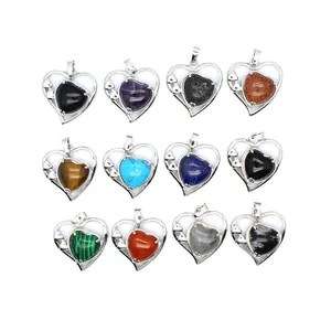 Vue détaillée de pendentifs en pierre en forme de cœur dans des cadres argentés.