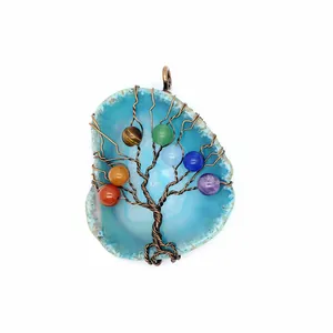 Gedetailleerde weergave van de handgemaakte levensboom op een blauwe agaatschijf hanger