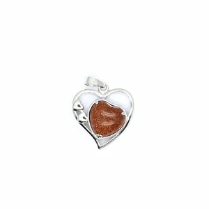 Détail de pendentif en forme de cœur avec une pierre goldstone brune scintillante.