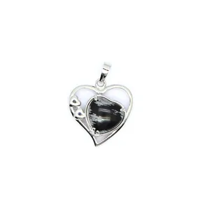 Gros plan d'un pendentif en forme de cœur avec une pierre d'obsidienne flocon de neige