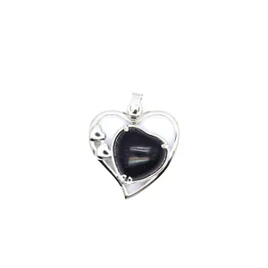 Vue détaillée d'un pendentif cœur en argent avec incrustation de pierre de soleil bleue.