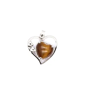 Vue détaillée d'un pendentif en forme de cœur en argent avec une pierre œil de tigre