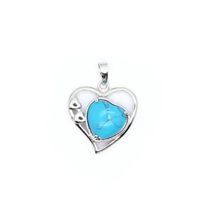 Vue détaillée d'un pendentif en forme de cœur avec pierre turquoise et cadre argenté