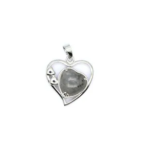 Détail d'un pendentif en argent en forme de cœur avec une pierre grise scintillante