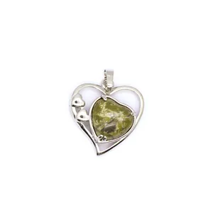 Vue détaillée d'un pendentif en forme de cœur avec une pierre naturelle verte.