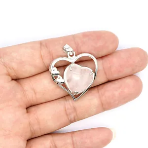 Détail d'un pendentif en forme de cœur en argent avec quartz rose