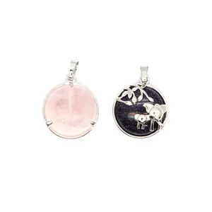 Détail de pendentifs ronds en quartz rose et pierre de soleil avec motif éléphant