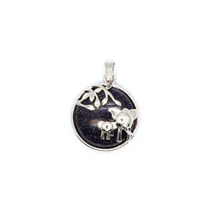 Détail macro du pendentif en pierre dorée bleue avec motifs éléphant mère et bébé argentés