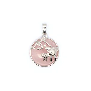 Vue détaillée du pendentif mère et enfant éléphant avec pierre de cristal rose et cadre argent.