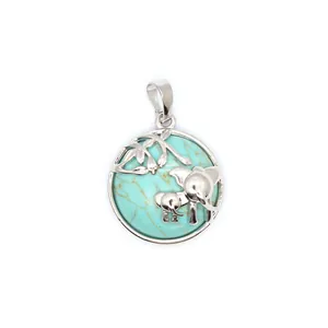 Vue rapprochée d'un pendentif éléphant mère et enfant argenté avec pierre turquoise bleue